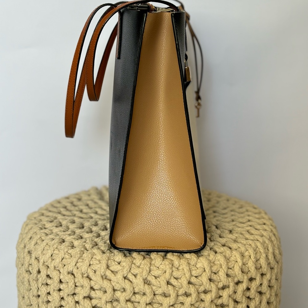 Marc Jacobs medium leather tote. Dimensions 12”5 tall by 13”5 width. - Picture 3 of 6